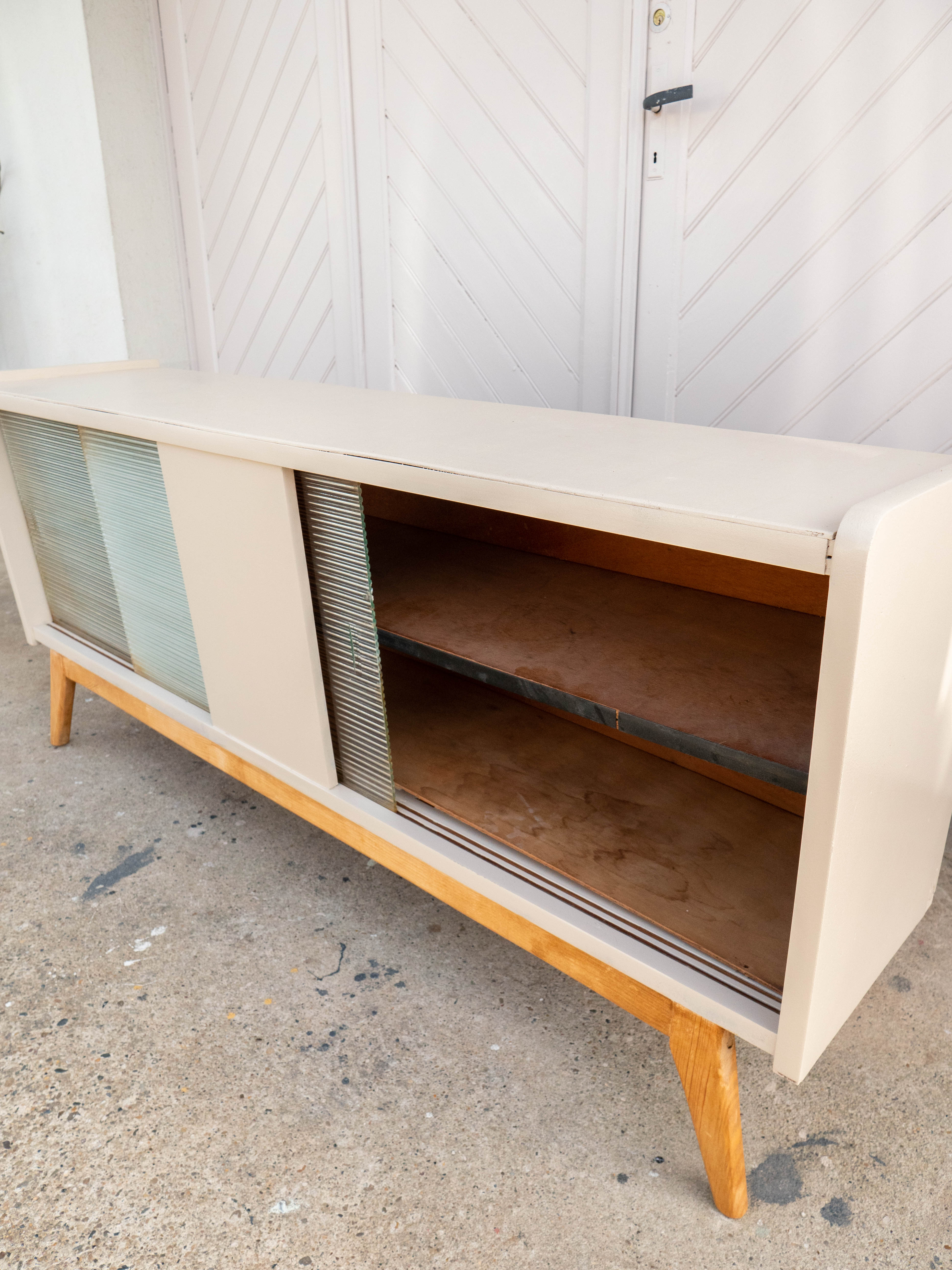 Sideboard feet compass