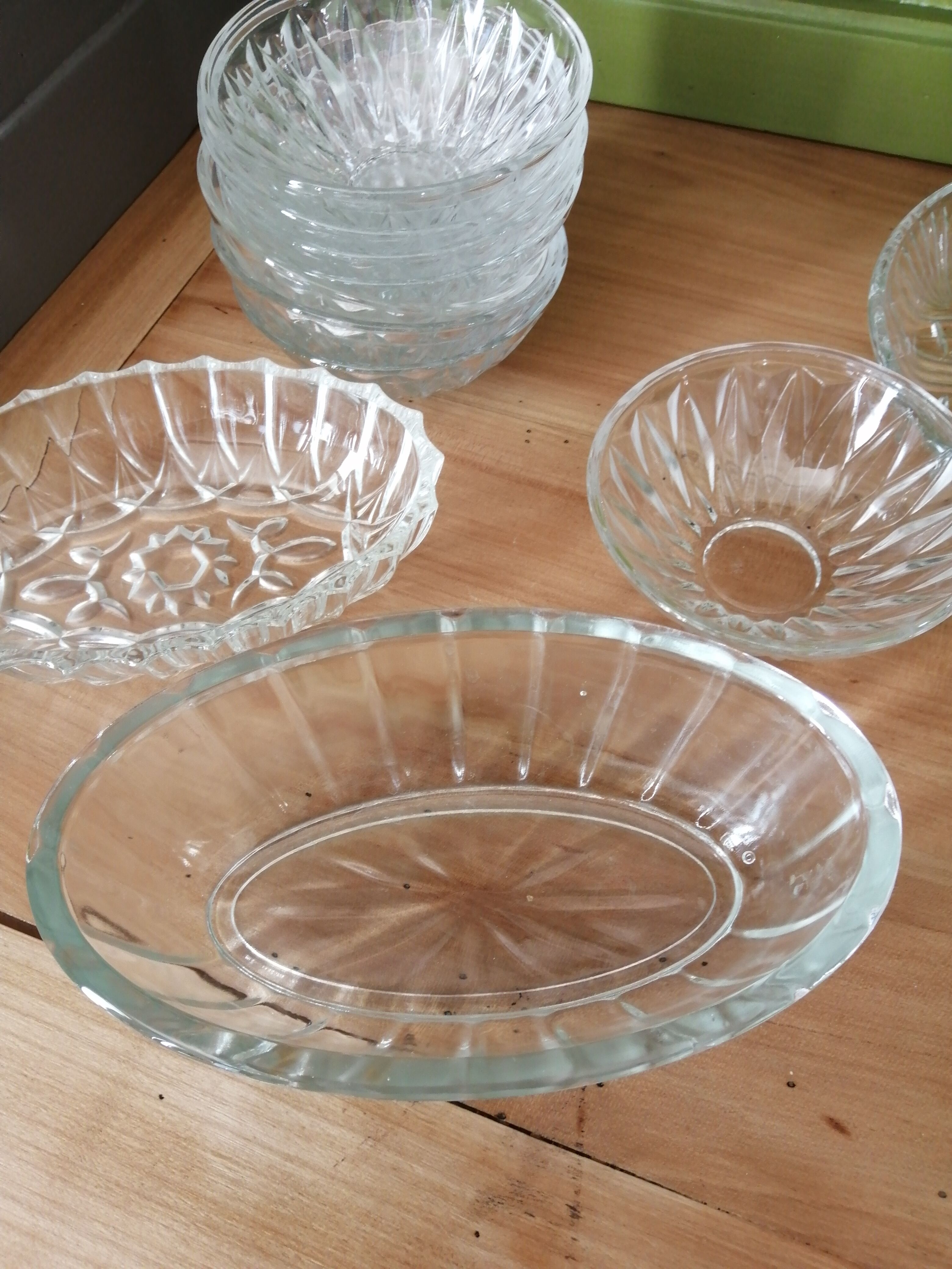 Chiseled glass ramekin set