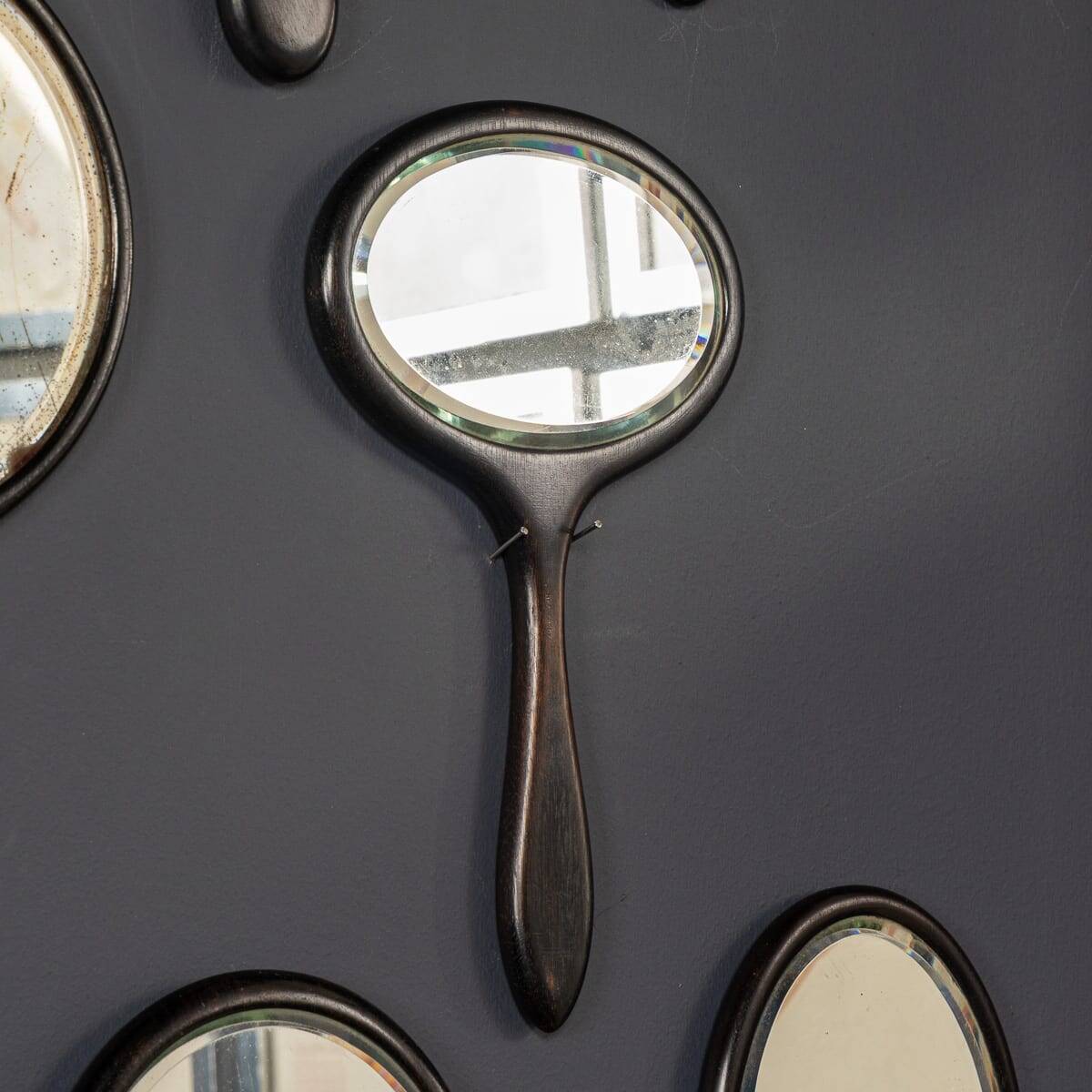 Collection antique du 19ème siècle de vingt-cinq miroirs à main en bois