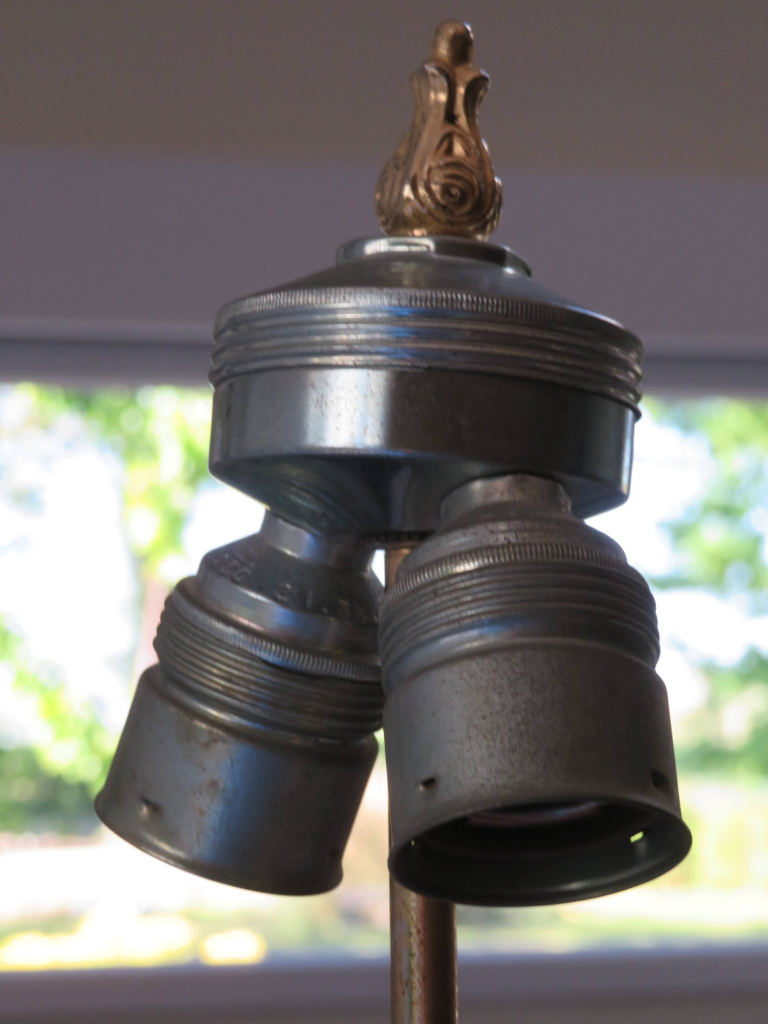 Lampadaire bronze et porcelaine bleue début XXème