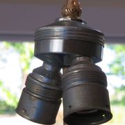 Lampadaire bronze et porcelaine bleue début XXème