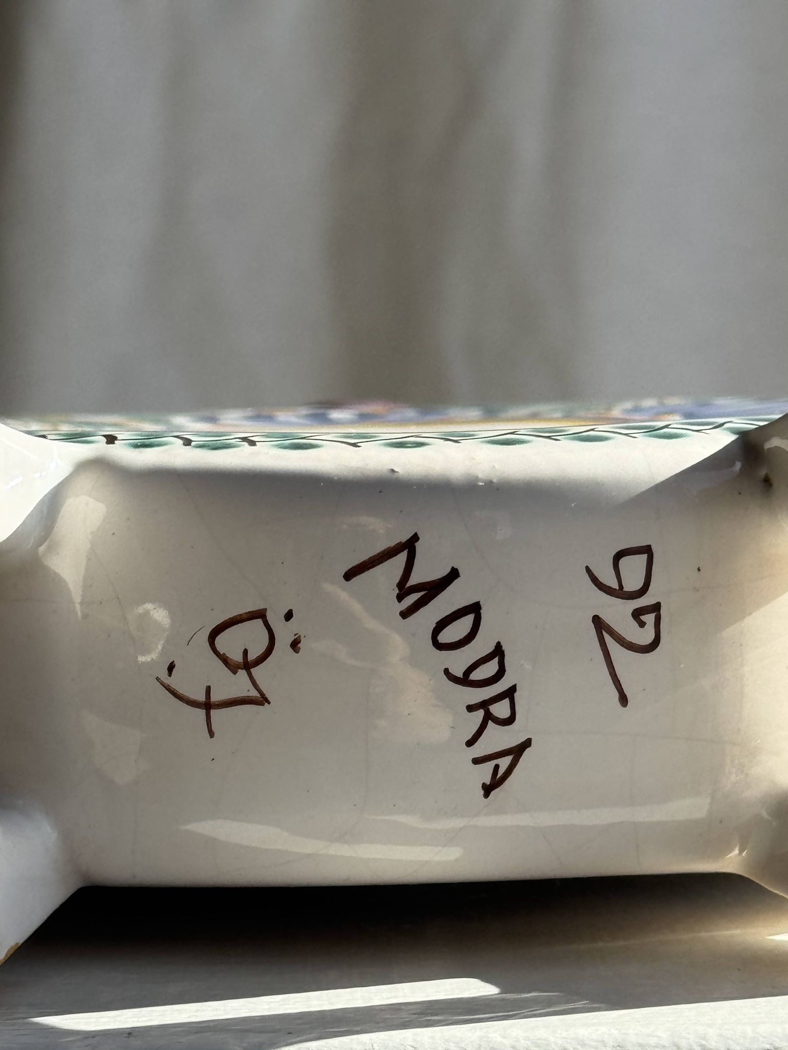 Vintage flat plate in white Modra earthenware, hand-painted.
