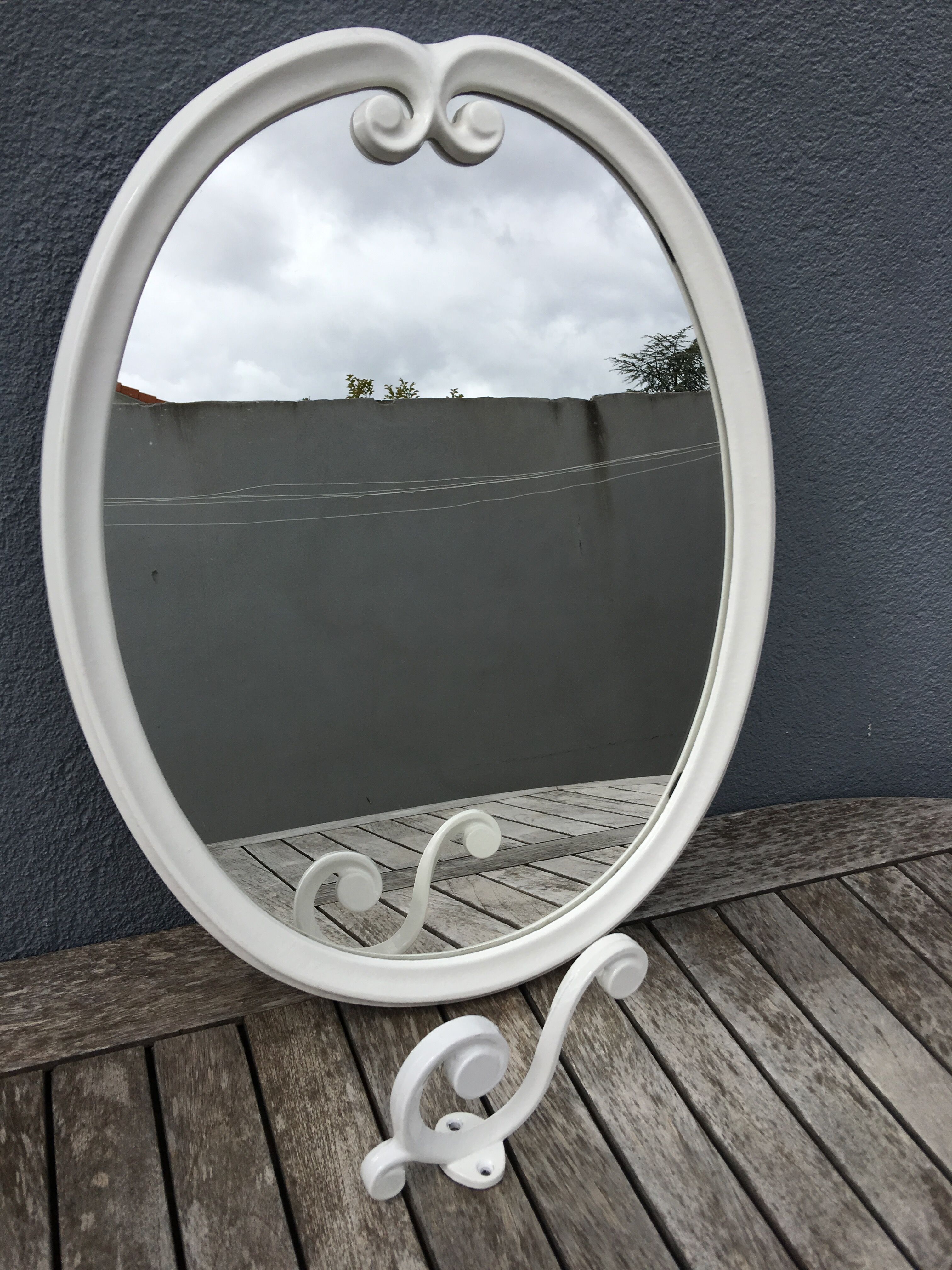 Oval mirror enamelled cast iron and its hook, circa 1950 39x49cm