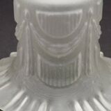 Abat-jour français vintage en verre blanc opaque avec bordure festonnée et détails festonnés 0181