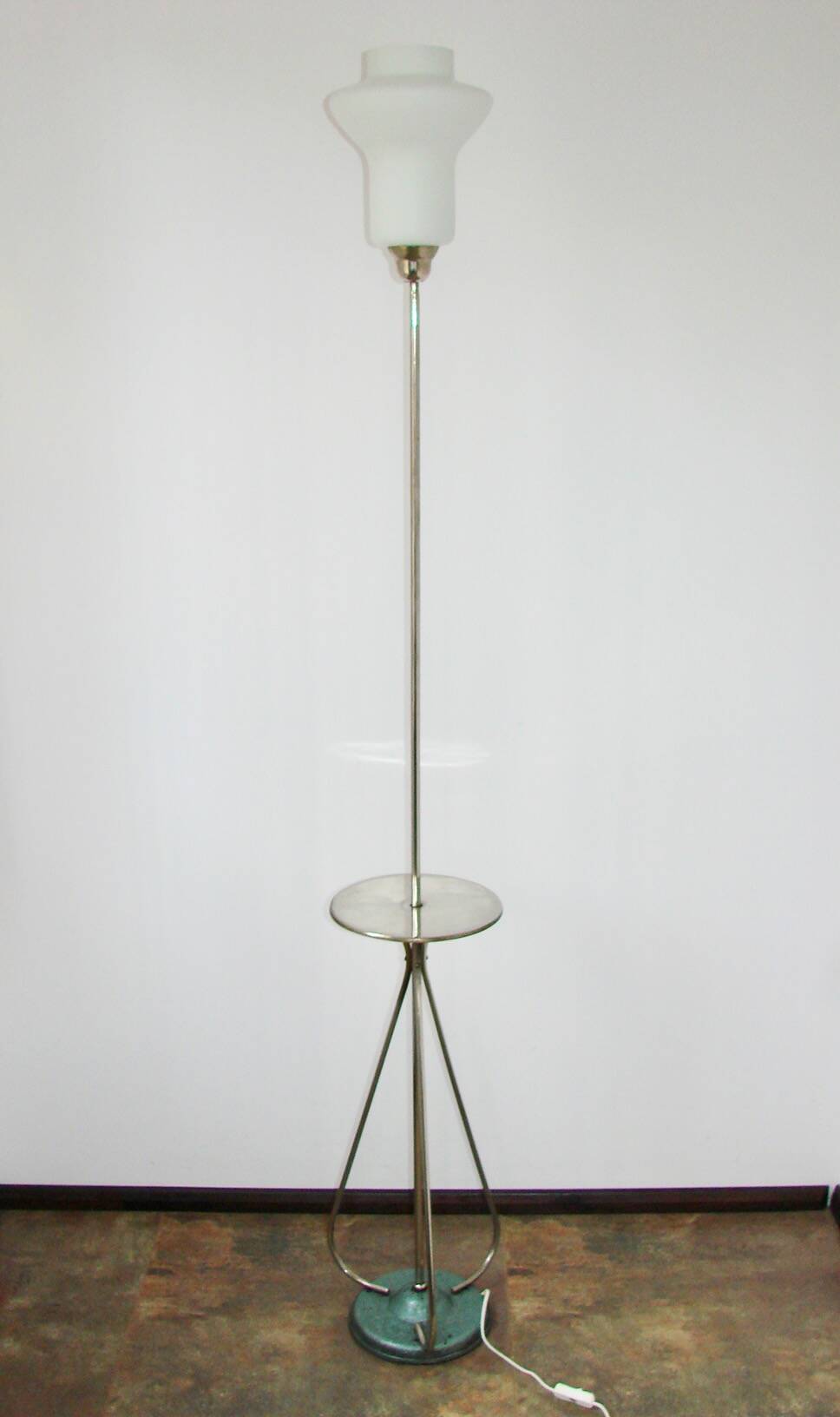 Polska lampa podłogowa z lat 60., utrzymana w modernistycznej estetyce tamt