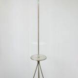 Polska lampa podłogowa z lat 60., utrzymana w modernistycznej estetyce tamt