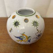 Vase ancien pique fleurs moustiers céramique blanche peinte vintage