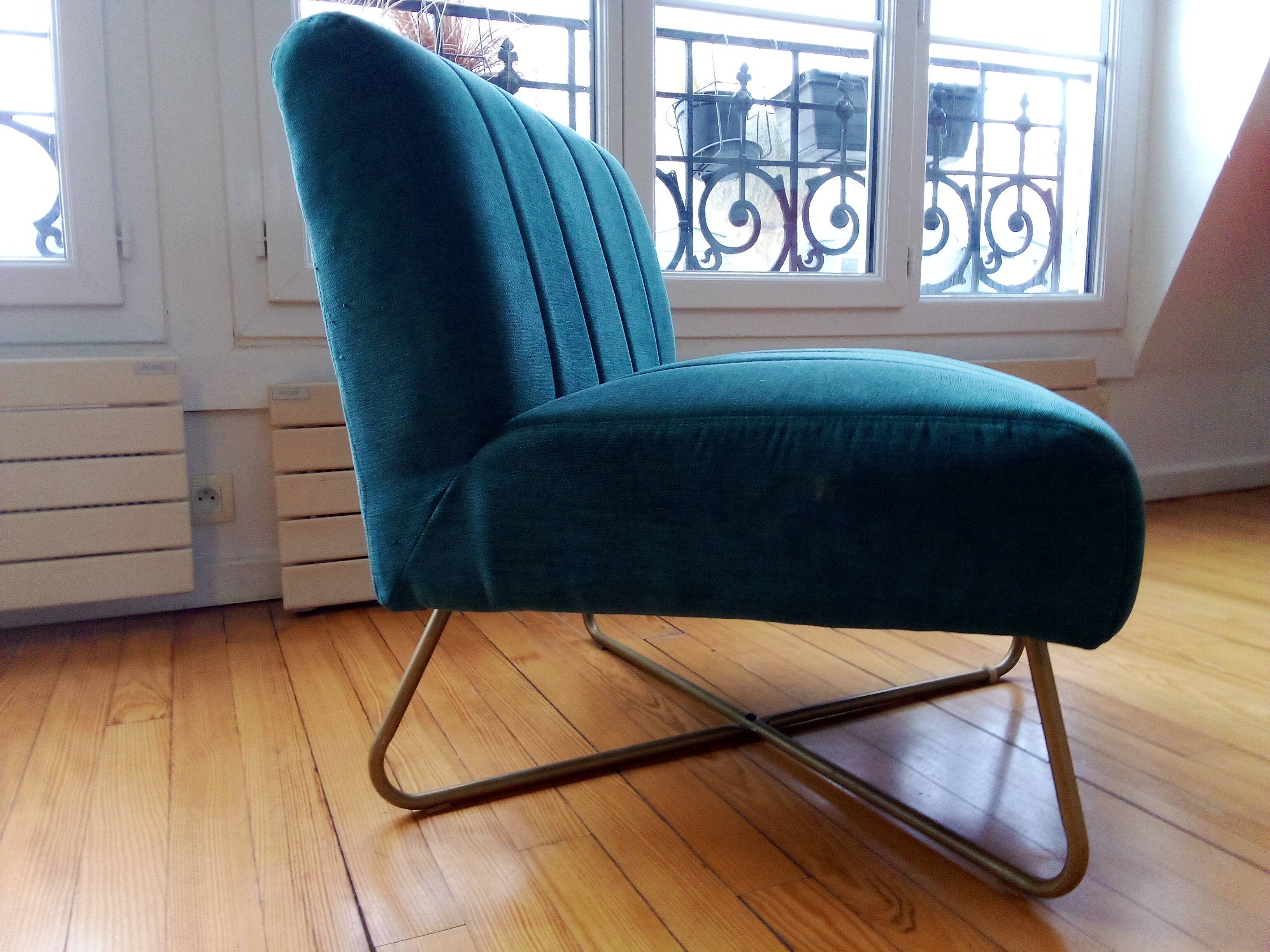 Fauteuil design en velours bleu