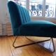 Fauteuil design en velours bleu