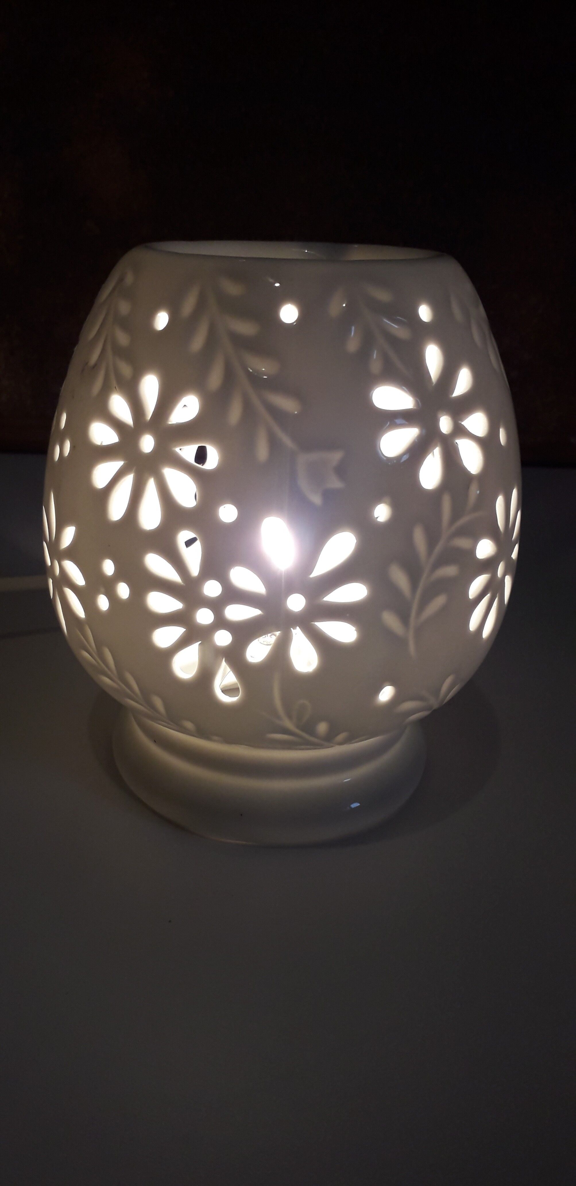 Table lamp in white porcelain openwork with flowers