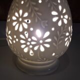 Lampe de table en porcelaine blanche ajourée de fleurs