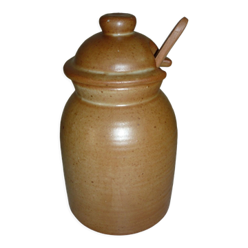 Mustard maker CNP sandstone Village France