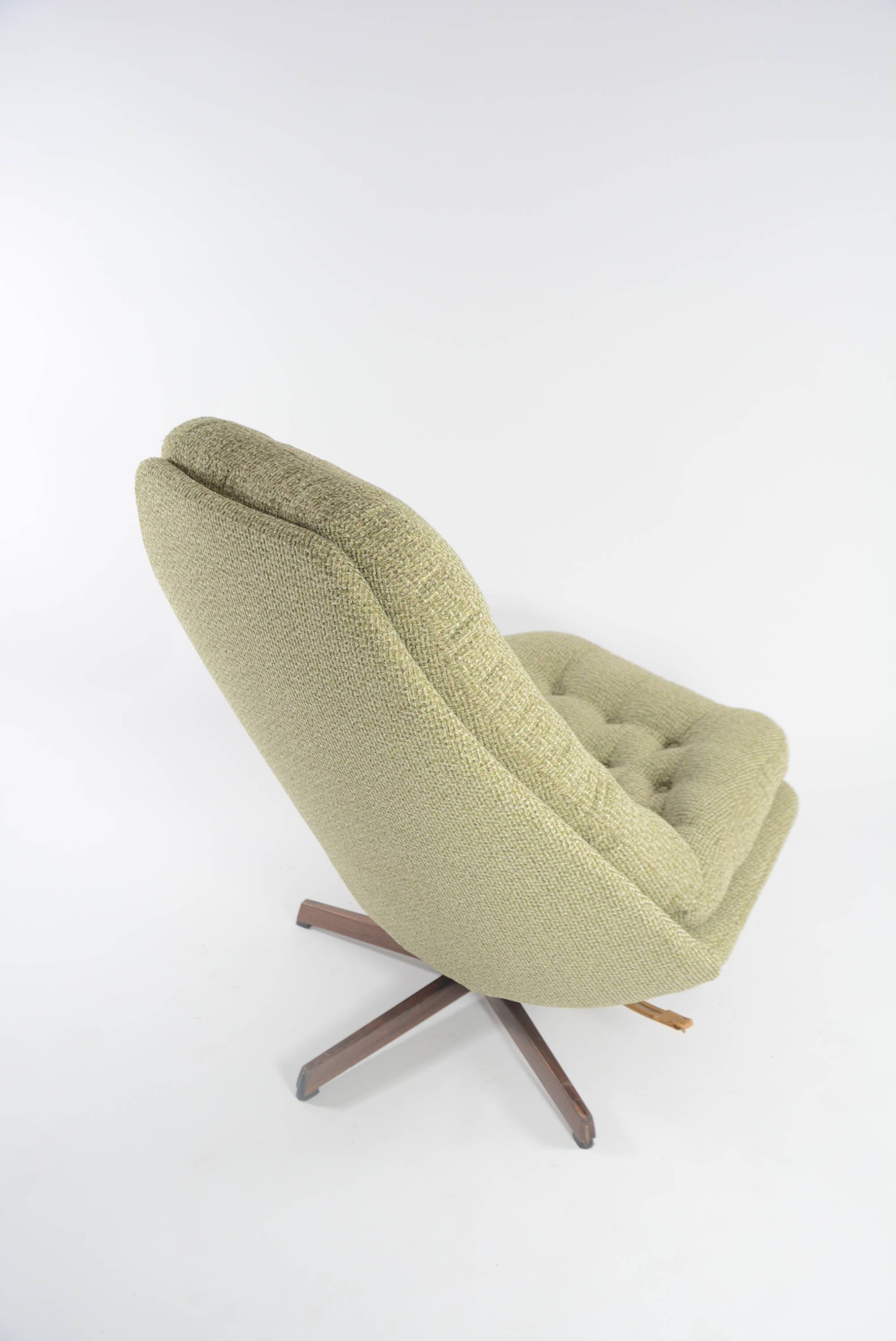 Chauffeuse pivotante scandinave verte
