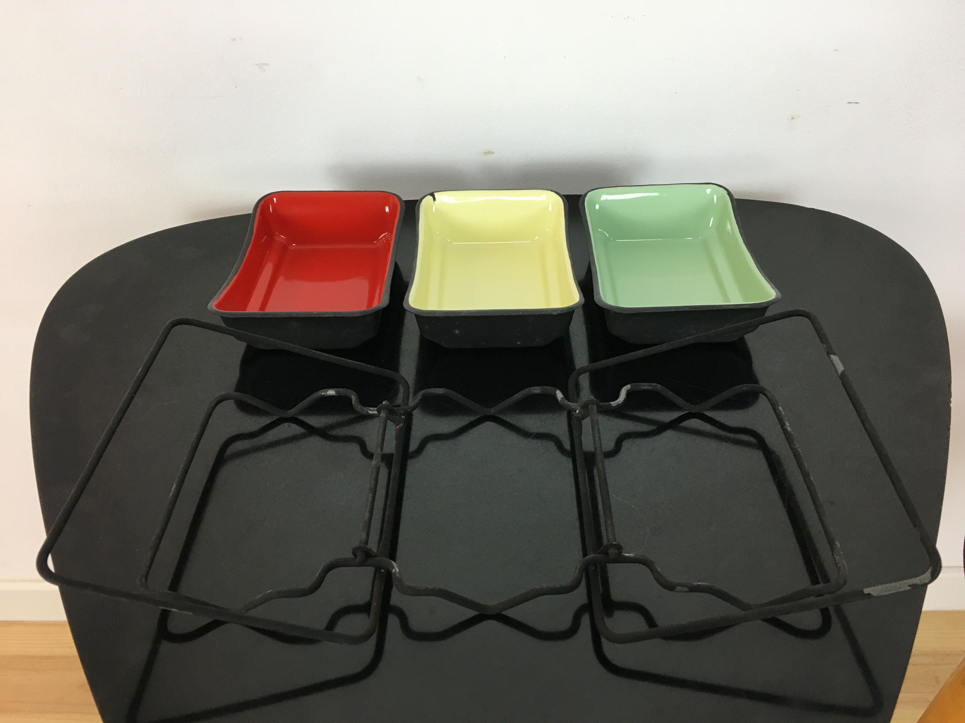 Aperitif service in coloured enamelled sheet metal, cups, ramekins