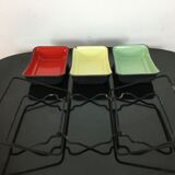 Service à apéritif en tôle émaillée colorée, coupelles, ramequins