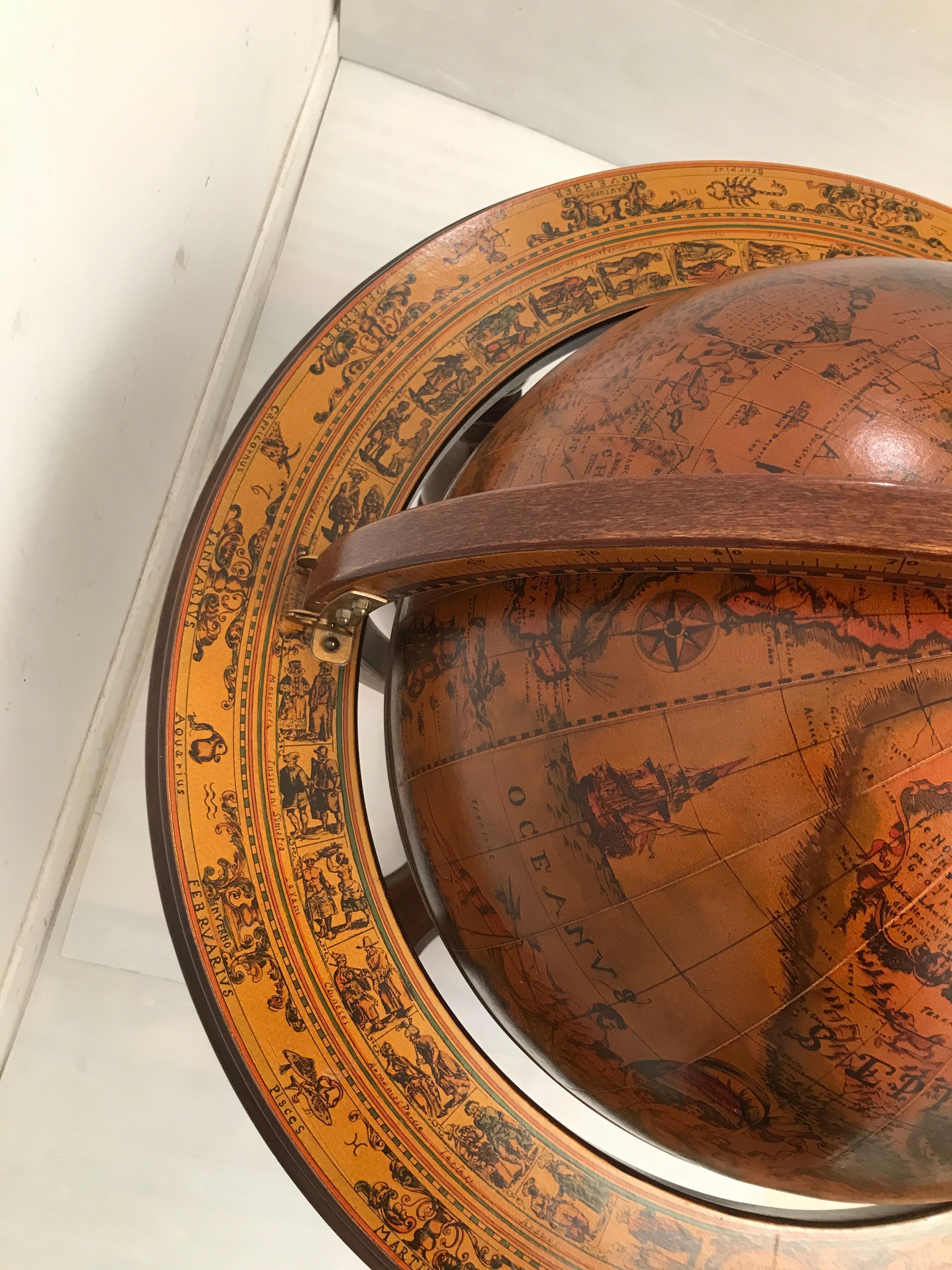 Bar en forme de globe terrestre vintage
