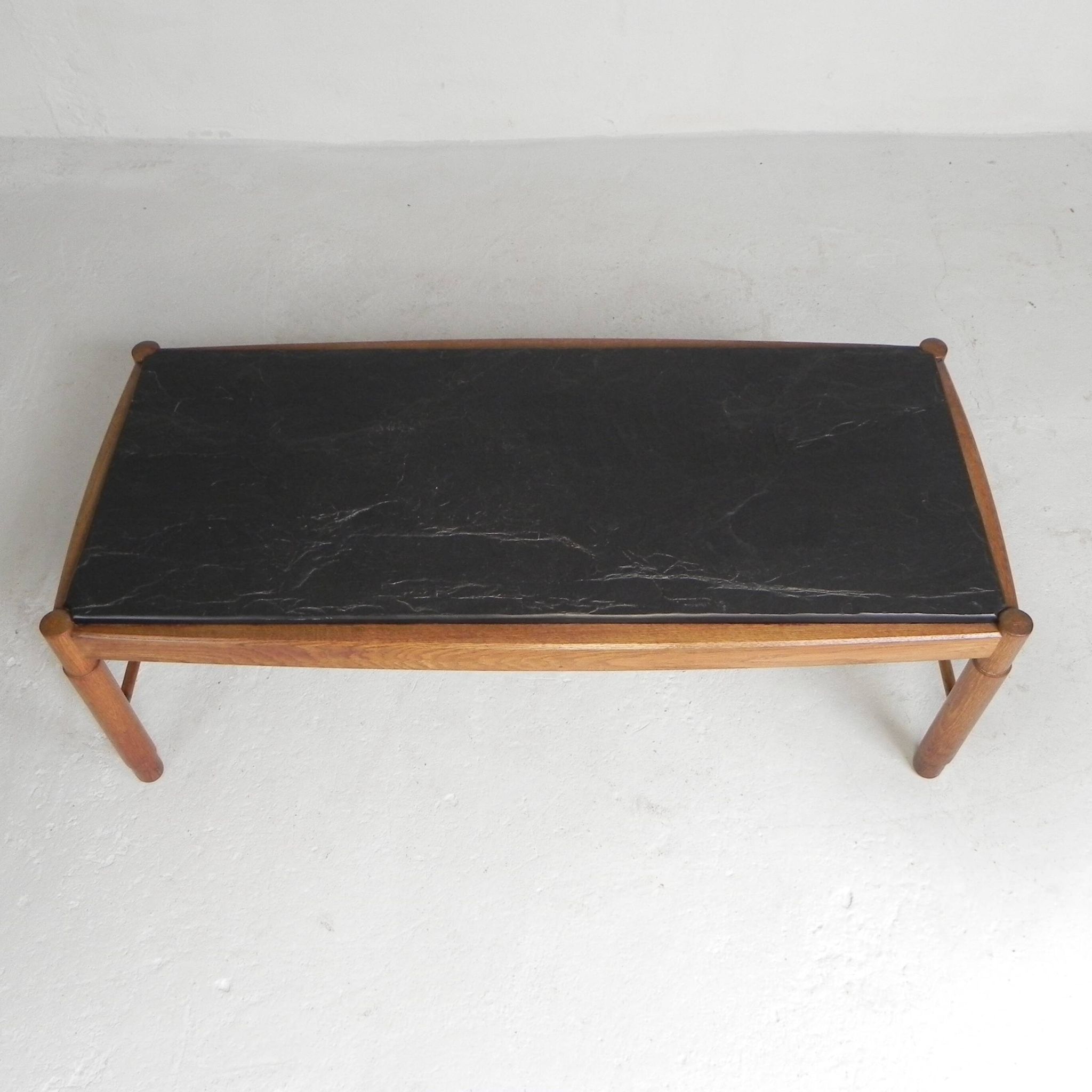 Table basse vintage en chêne avec plateau en ardoise dans un cadre en chêne, années 1960