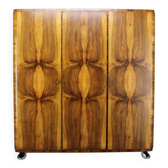 Armoire Bauhaus des années 1930 par Vichr & Spol, finition noyer, Tchécoslovaquie