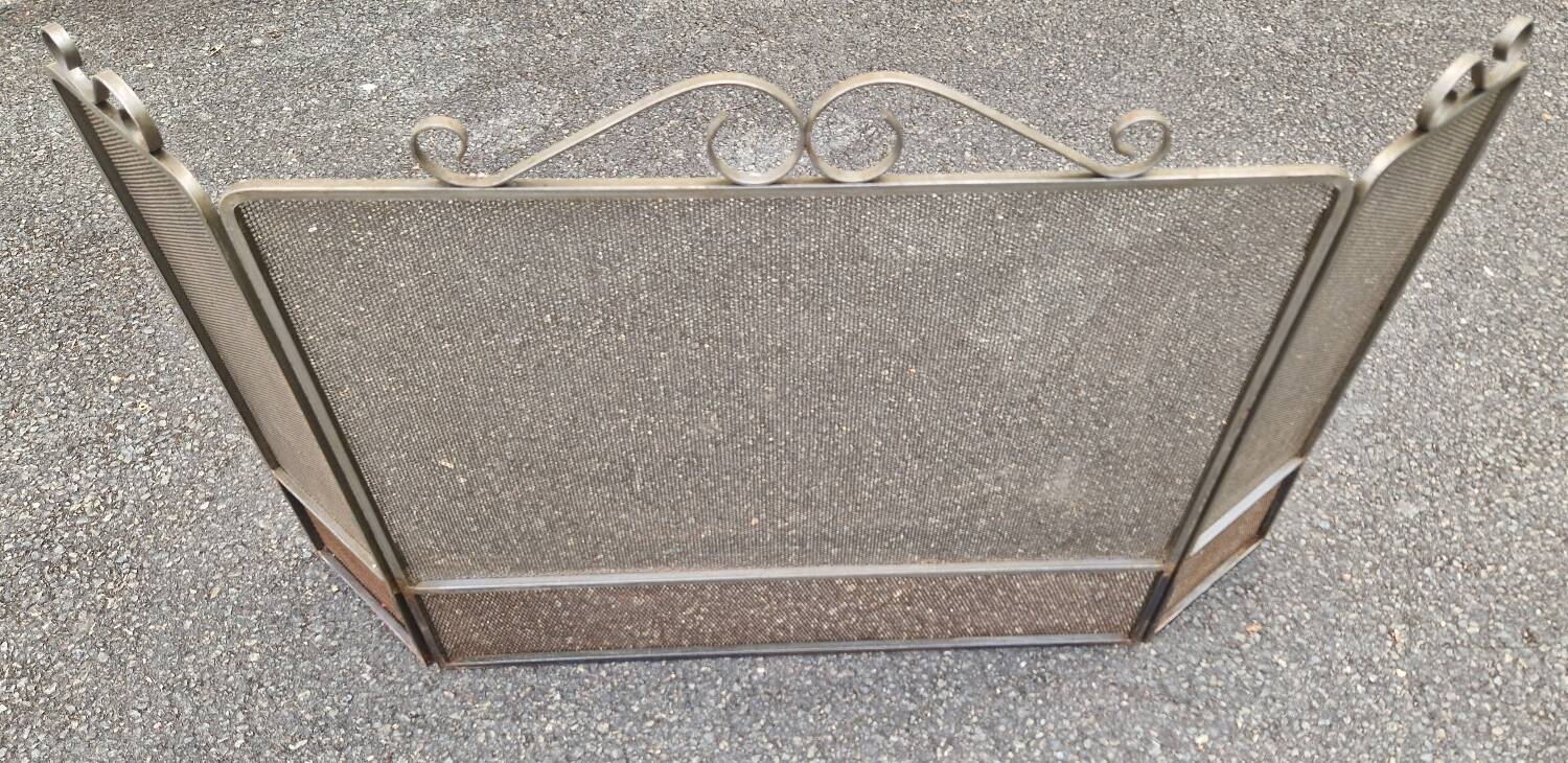 Metal fireplace screen
