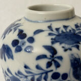 Pot blanc bleu à décor d'oiseaux papillon XIXe signature  4 caractères
