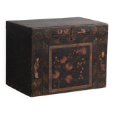 Coffre ancien peint en bois de pin – Chine, vers 1900