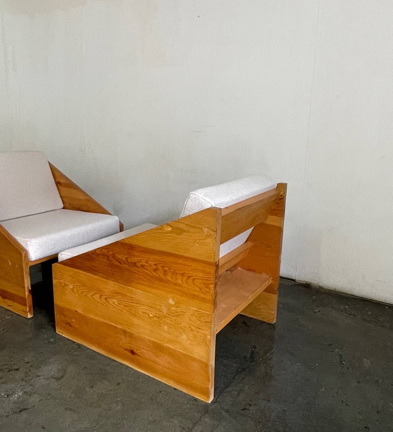 Fauteuils rationalistes en pin massif