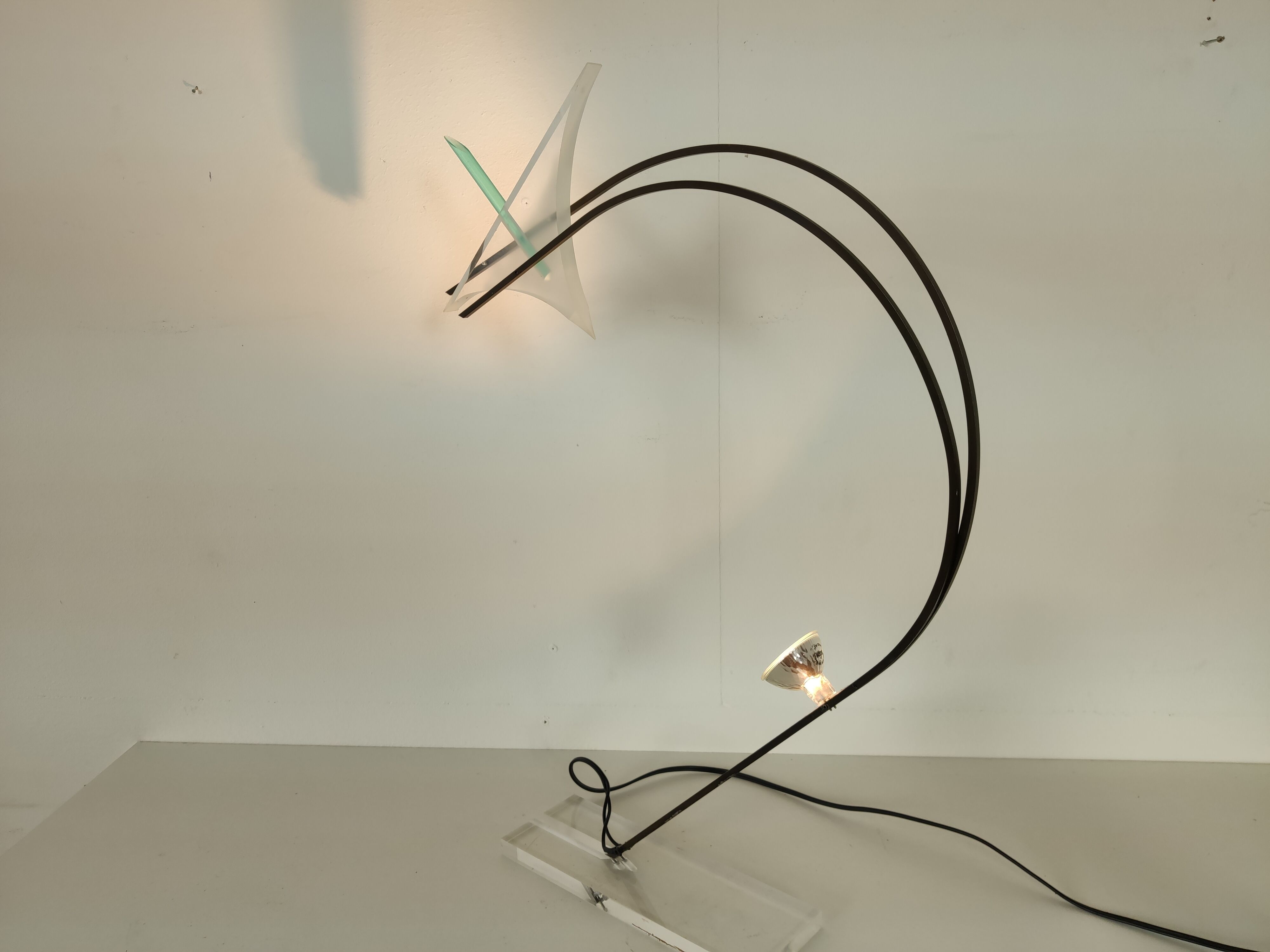 Lampe plexiglas et métal de Relco Milano, Italie 1980s