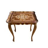 Table d'appoint florentine