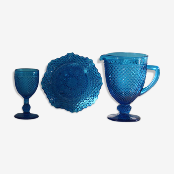 Verres assiettes et pichet anciens en verre moulé pressé bleu