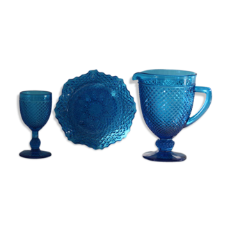 Verres assiettes et pichet anciens en verre moulé pressé bleu