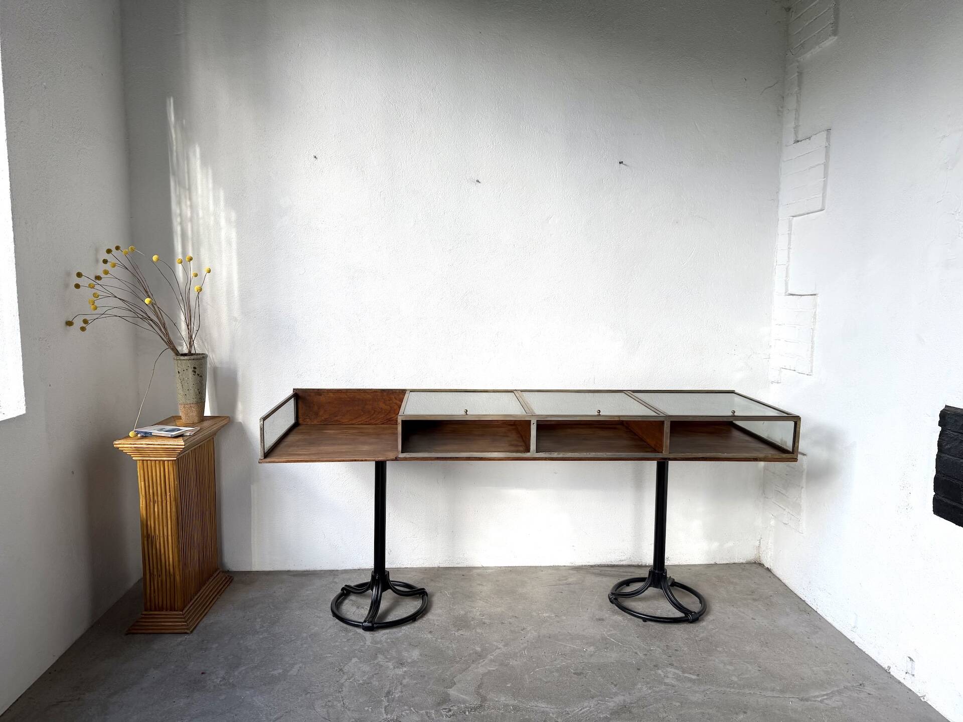 Oak and brass-mounted display cabinet on legs – Circa 1950