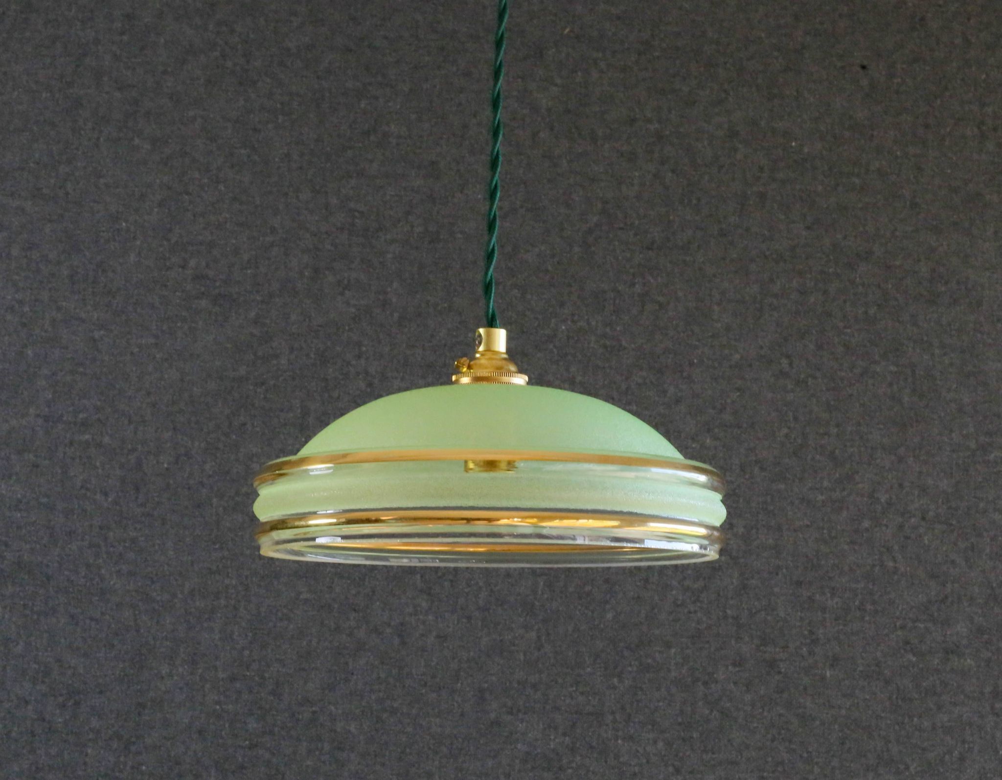 Suspension ancienne années 40 en verre granité vert avec filets dorés, douille et cable neufs