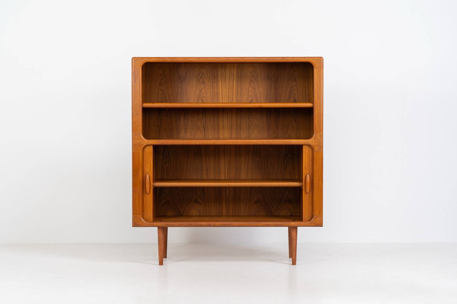 Bibliothèque en teck de Svend Dyrlund avec portes à tambour (Danemark, années 1960).