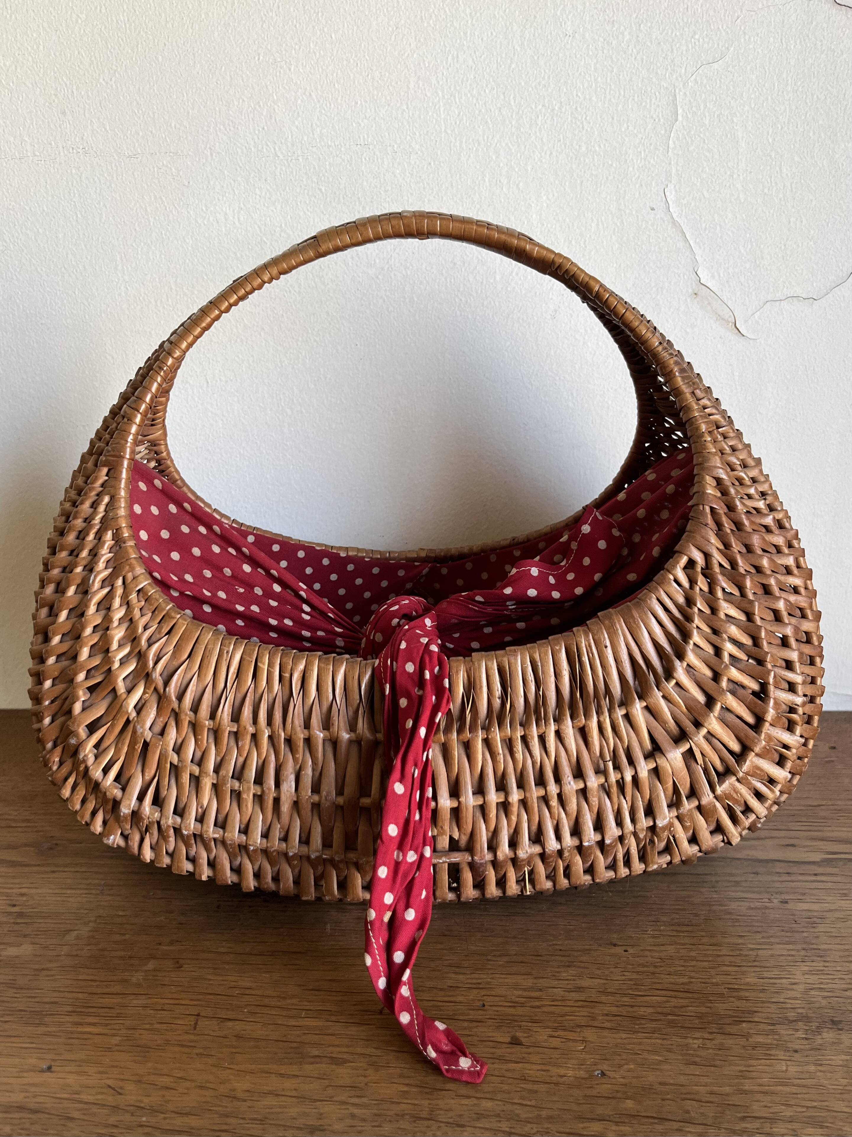 Panier gondole en osier 1960 doublé de coton a pois rouges