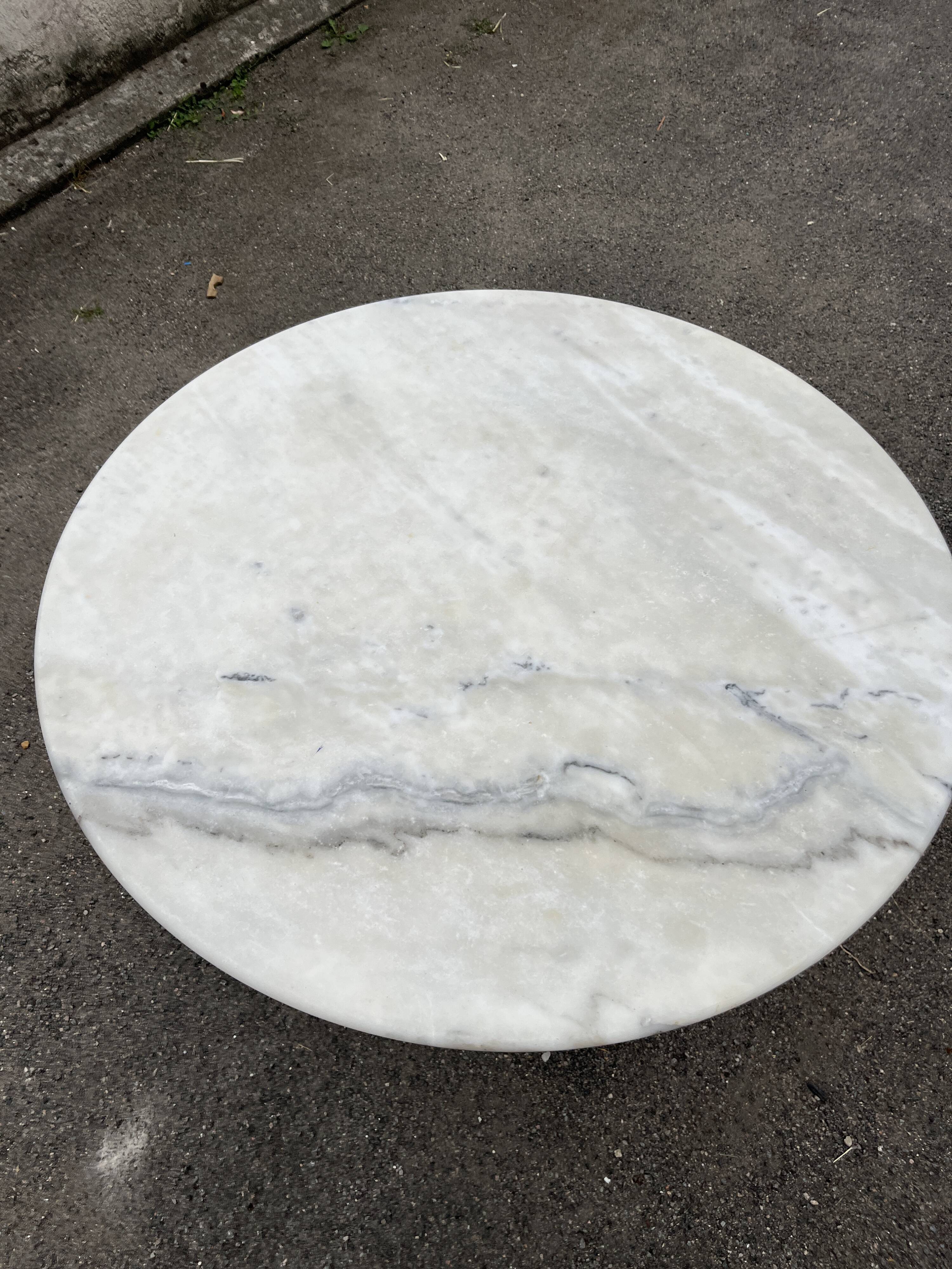 Table de bistrot ancienne - Plateau rond en marbre et piétement tripode
