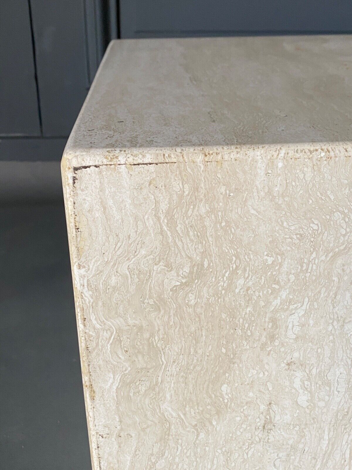 Cube en travertin table de chevet ou socle vers 1970-1980