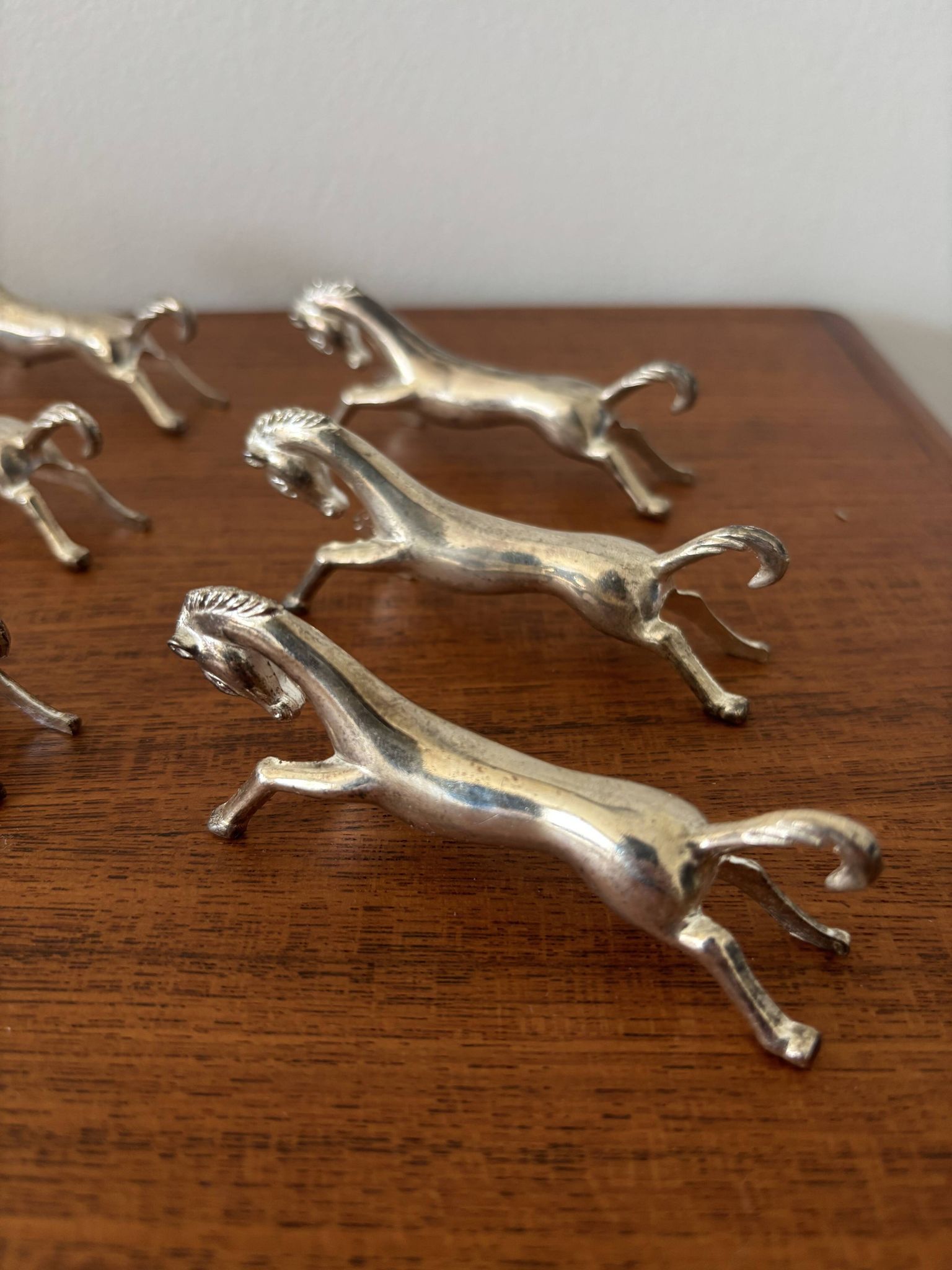 Set of 6 vintage galloping horse knife rests in silver-plated metal.