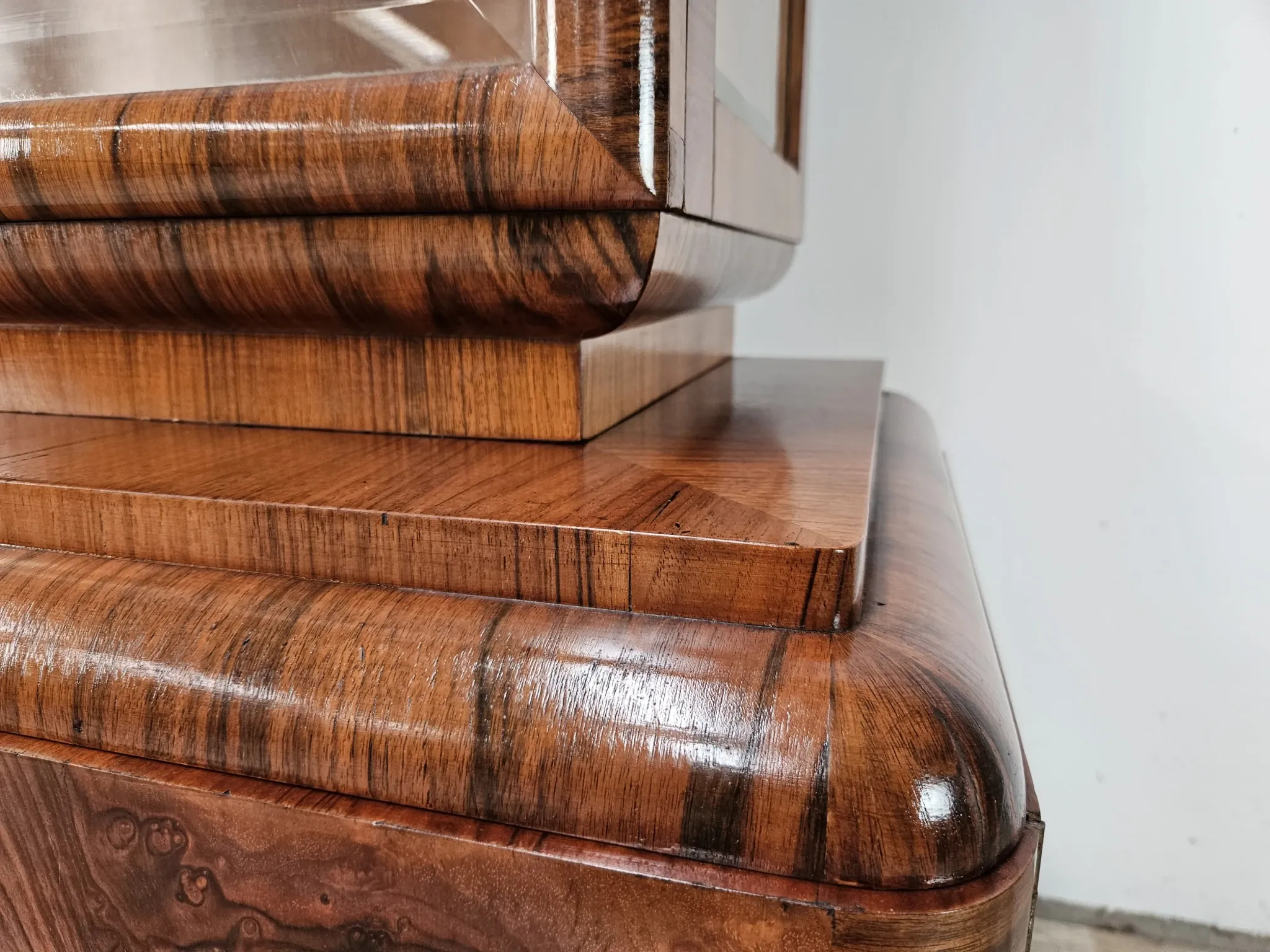 French Art Decò display cabinet from the 1940s in walnut