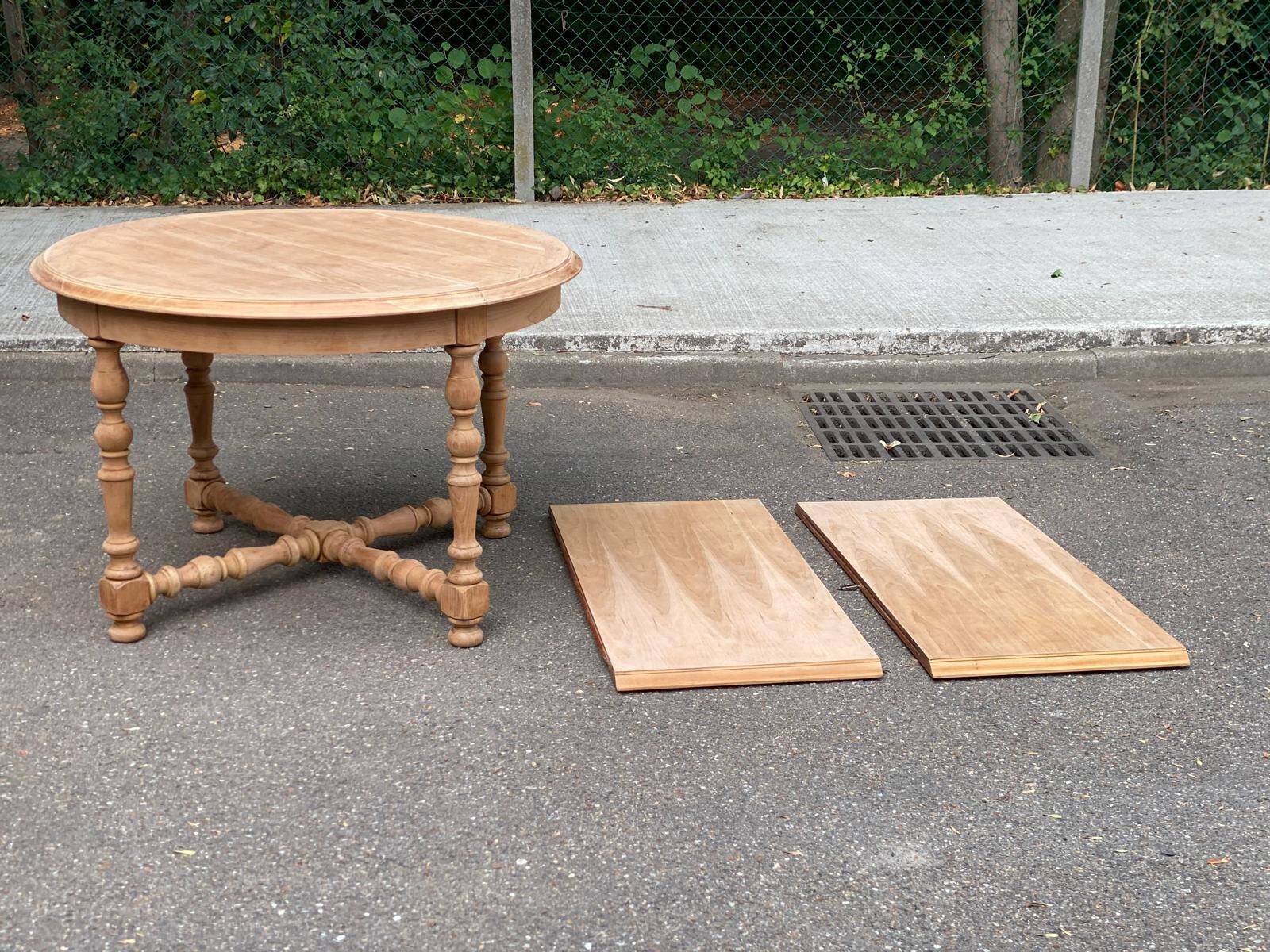 Round extendable farmhouse dining table, stripped, Louis XIII style from the 1960s.