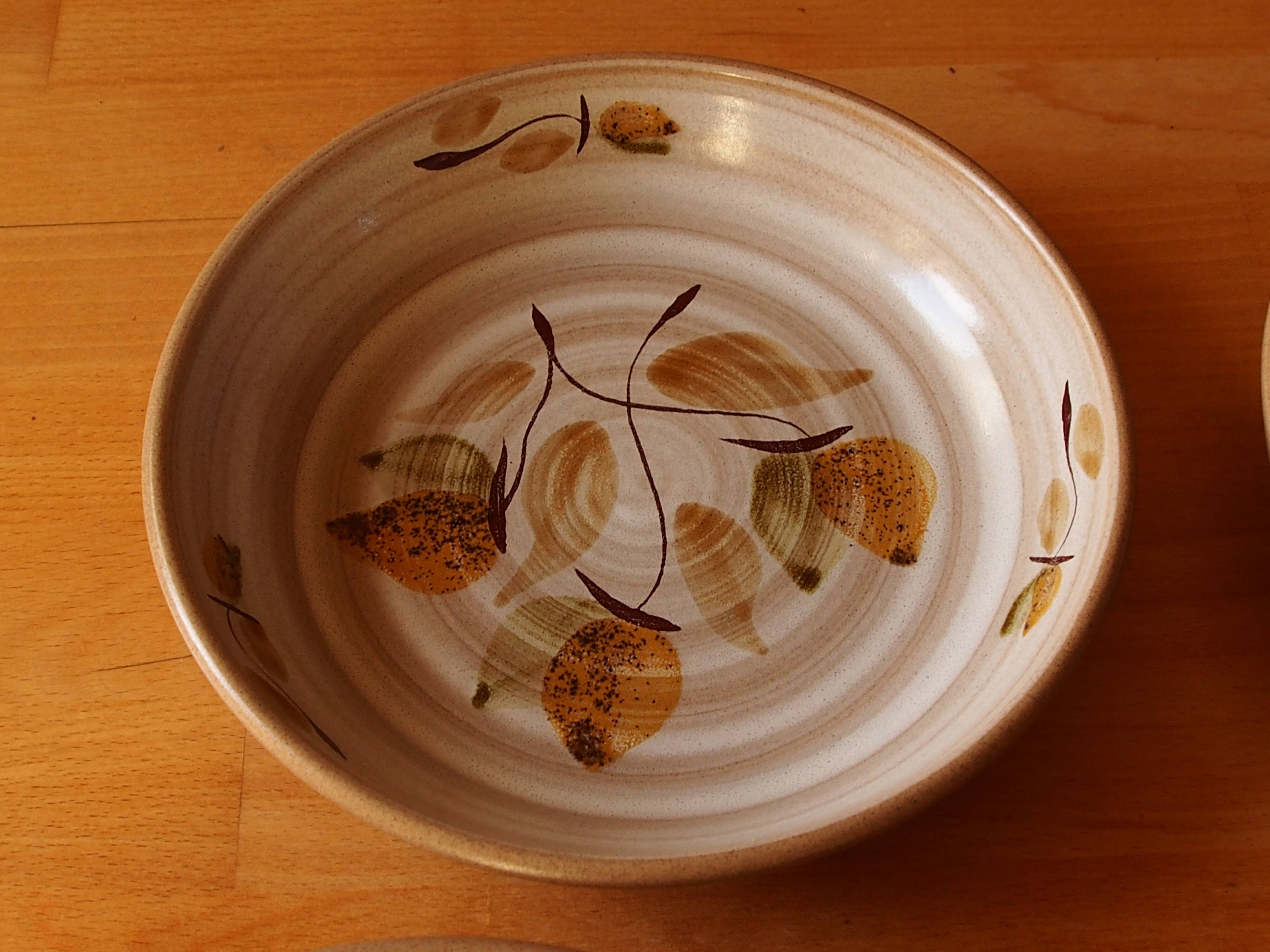 Four bowl-shaped plates in vintage Niderviller stoneware with plant decoration