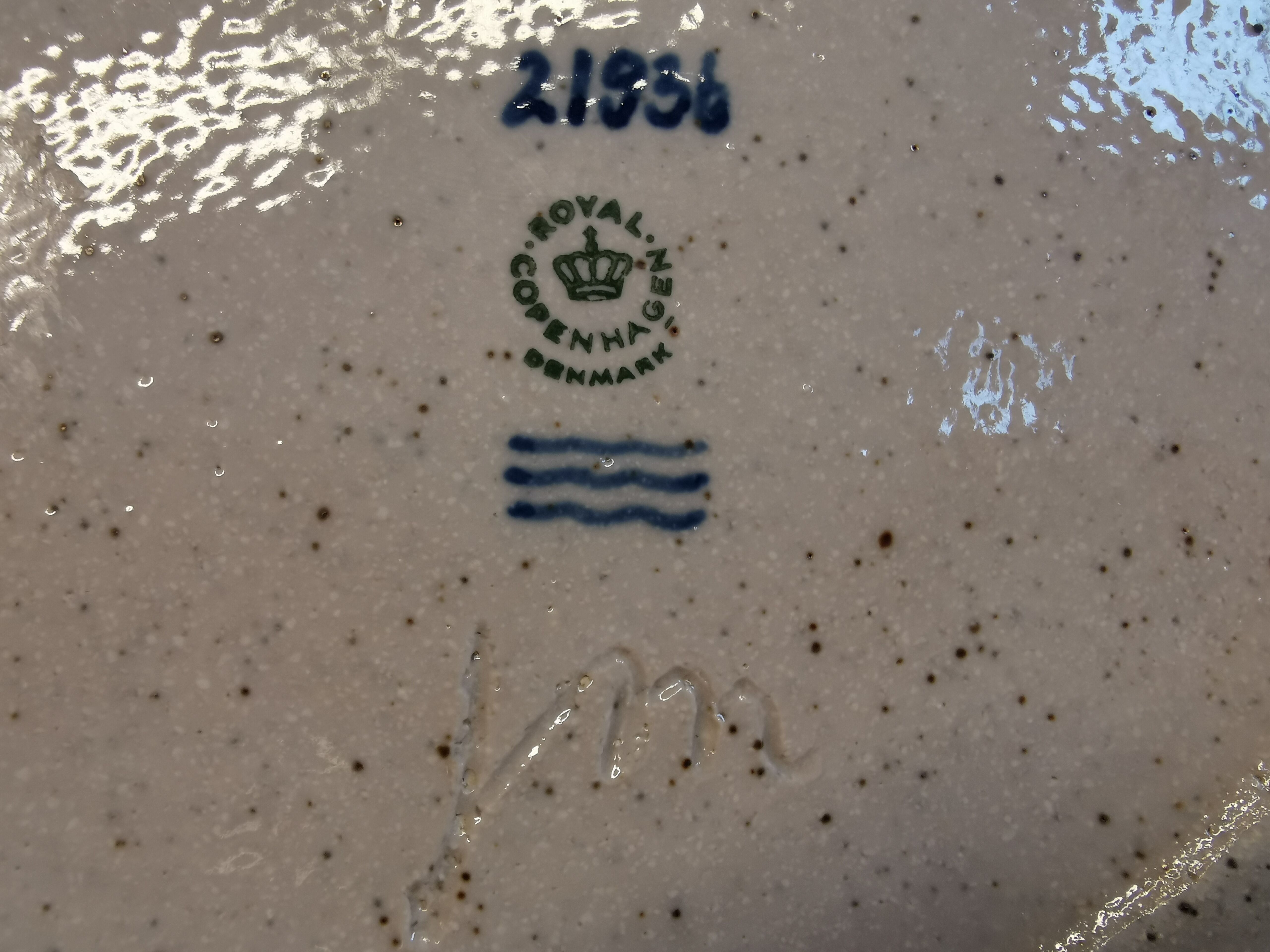 Dish in stoneware with  model 21936, by Jørgen Mogensen and manufactured by Royal Copenhagen