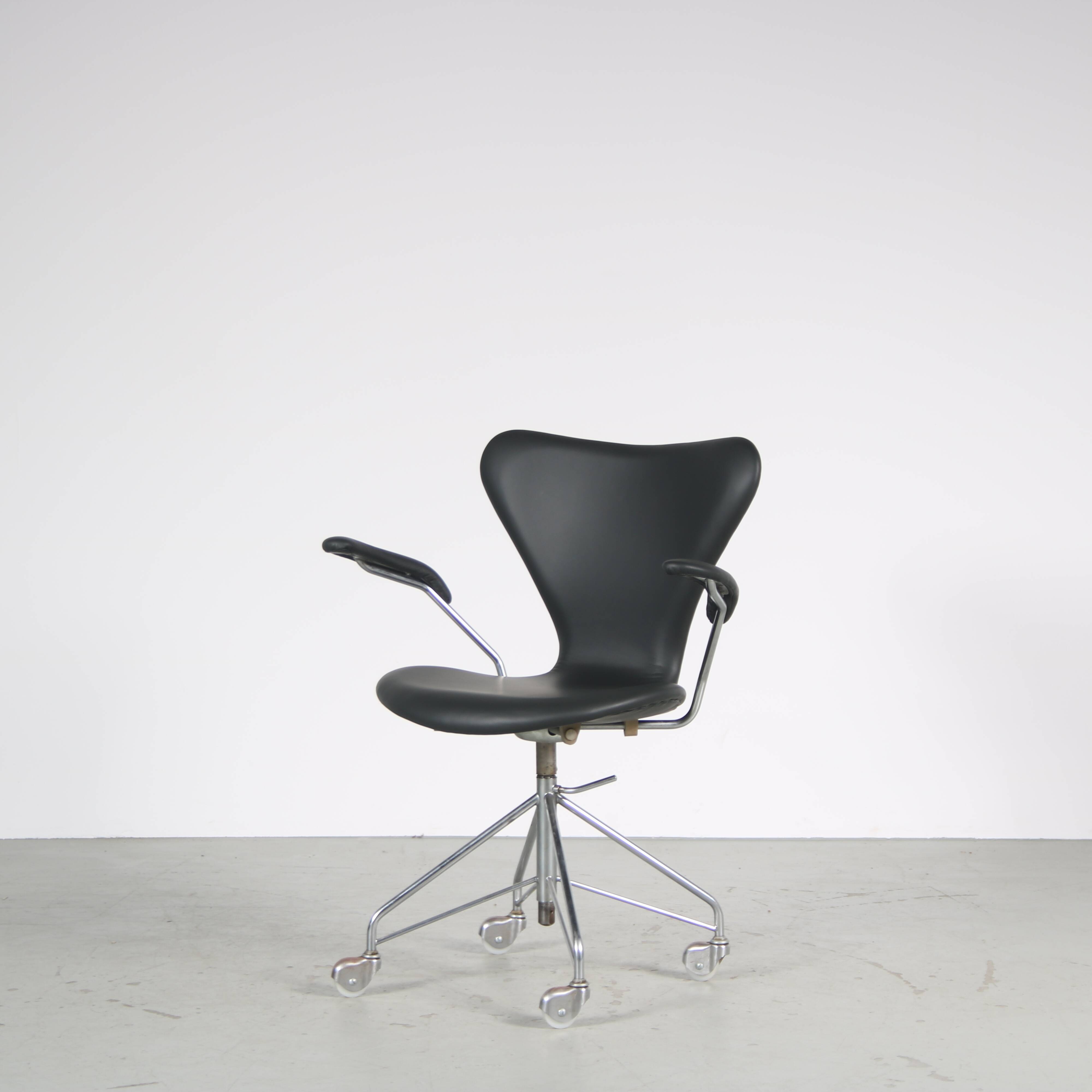 1950s “3217” Swivel desk chair by Arne Jacobsen for Fritz Hansen, Denmark