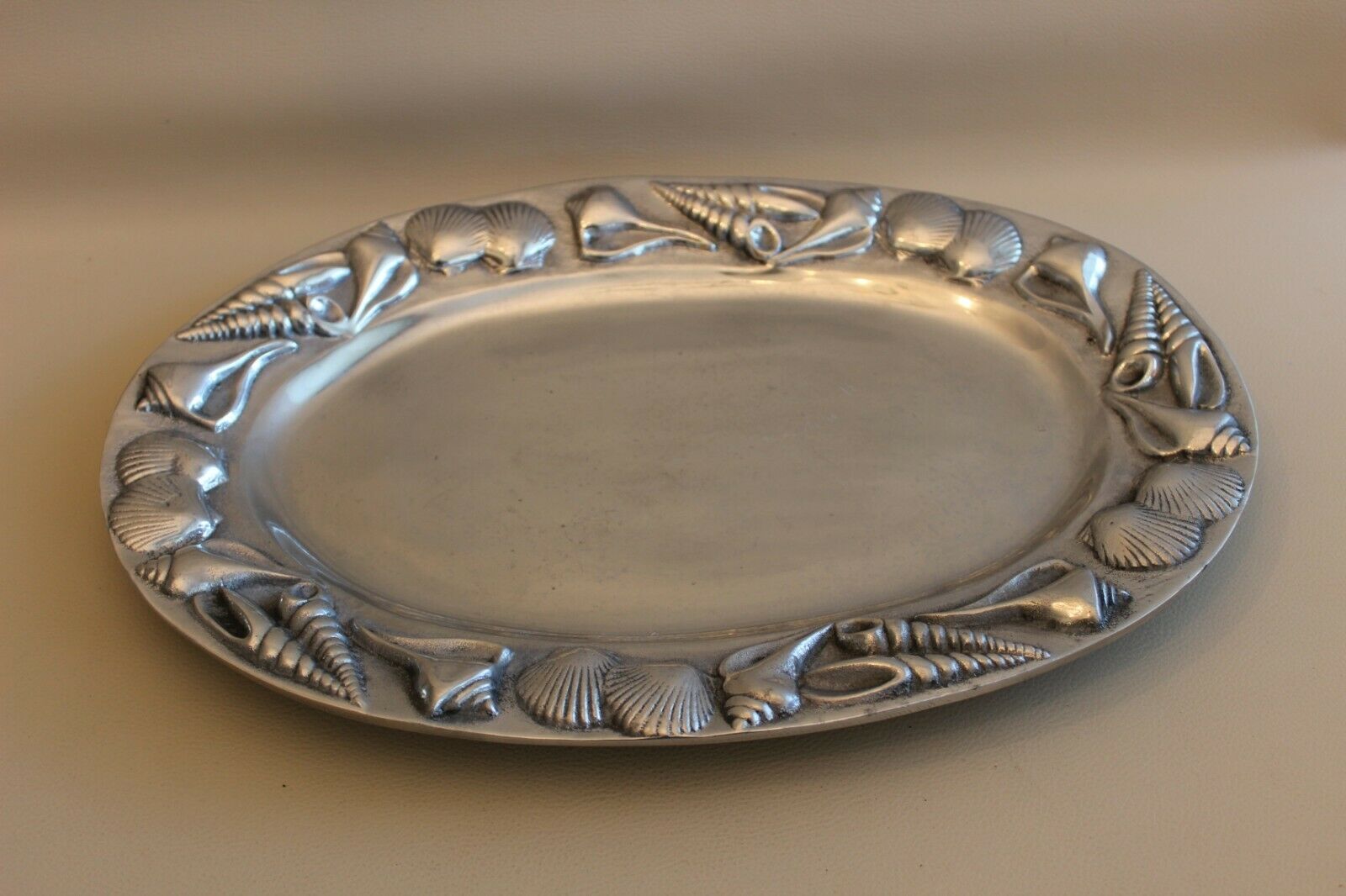 Oval tray in chrome metal shell decoration