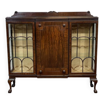English Chippendale display cabinet with 3 doors from the early 20th century in mahogany.