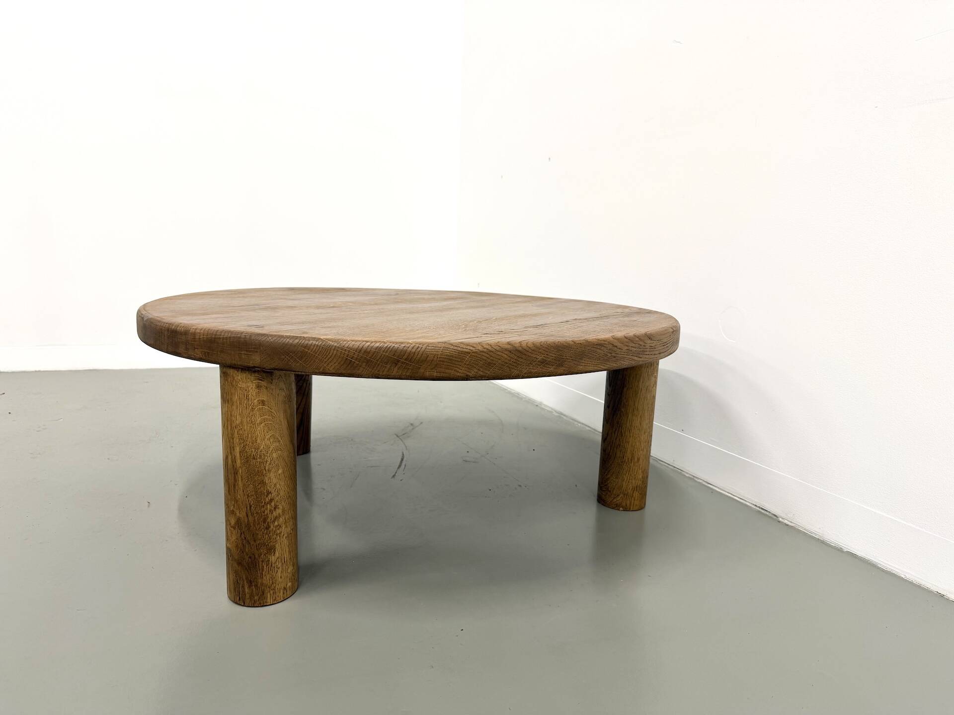 Modernist tripod coffee table in solid oak, DLG Perriand, Chapo, years.