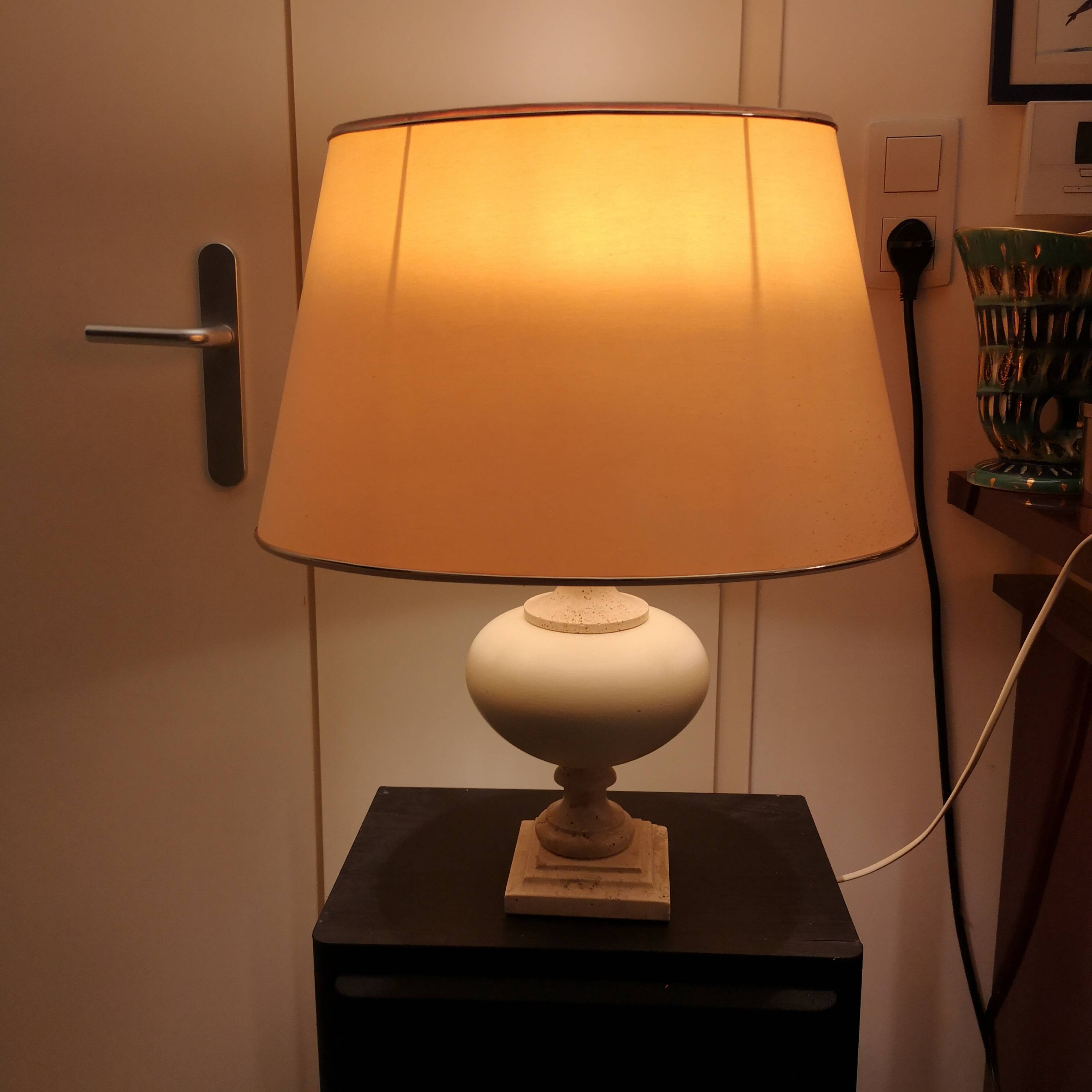 lampe moderniste circa 1970 en travertin et tôle laquée