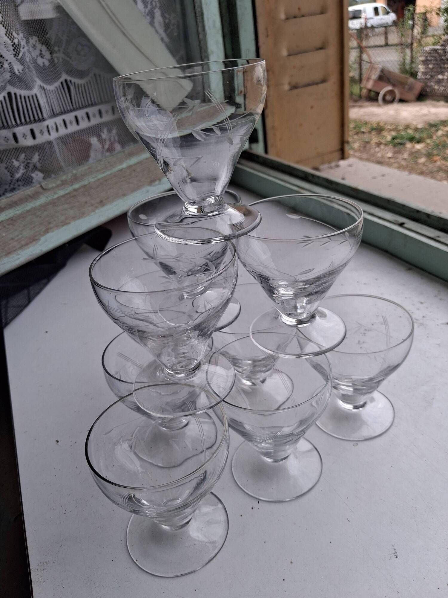 Set of engraved vintage glass.