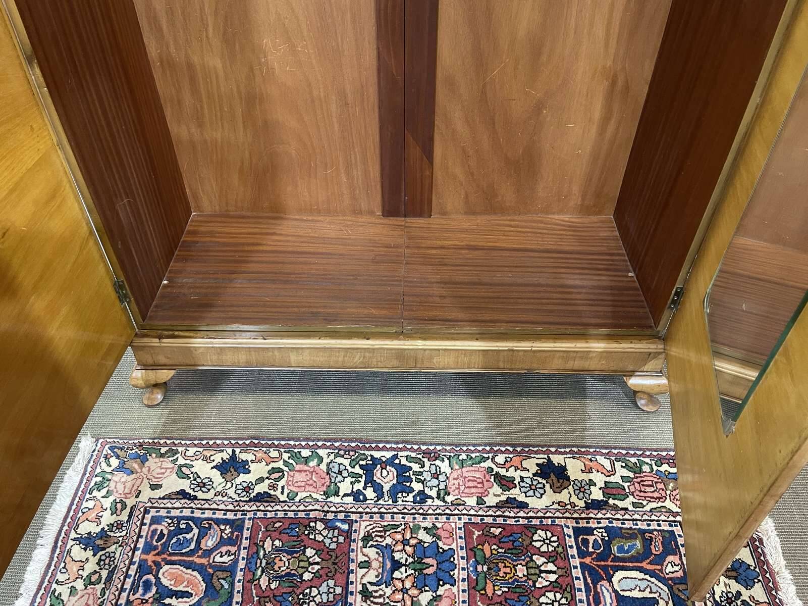 Penderie anglaise art déco en noyer des années 1930