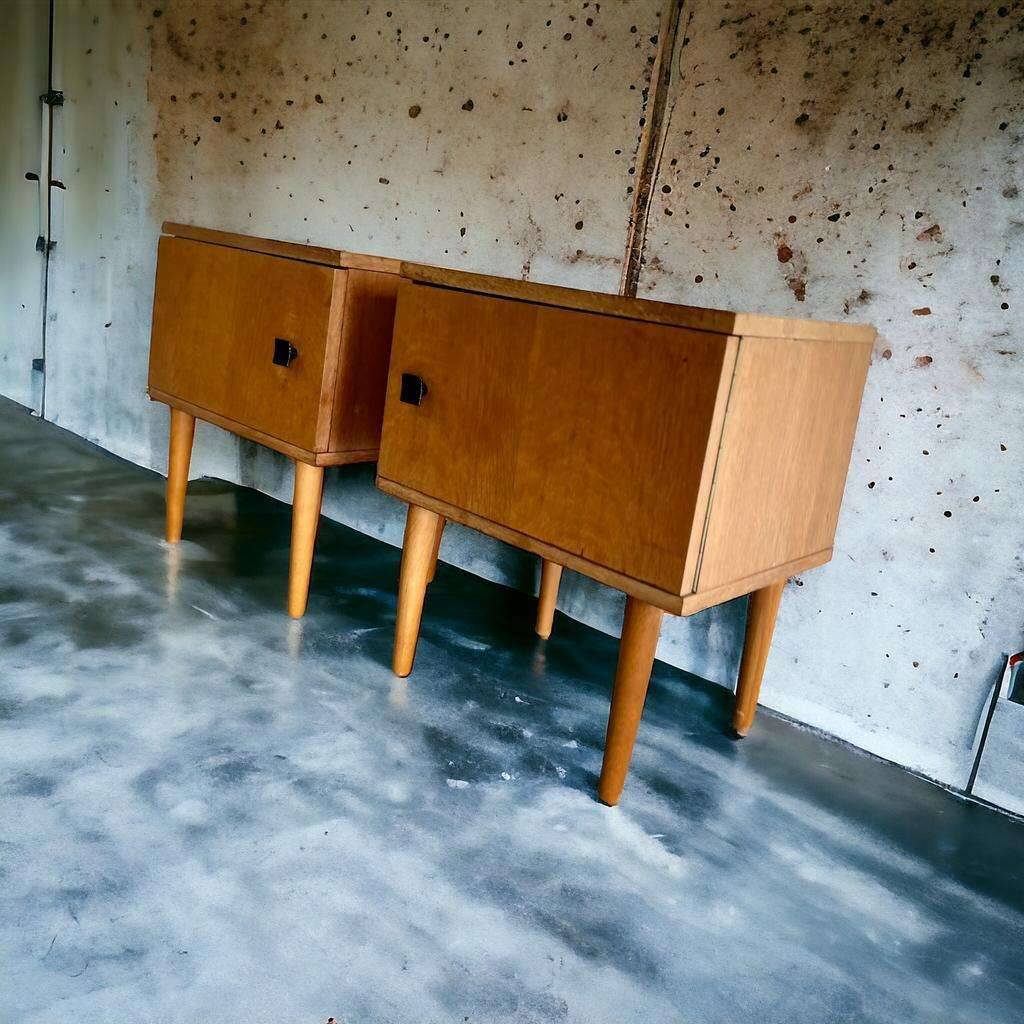 Set of 2 vintage bedside tables / mini cabinets