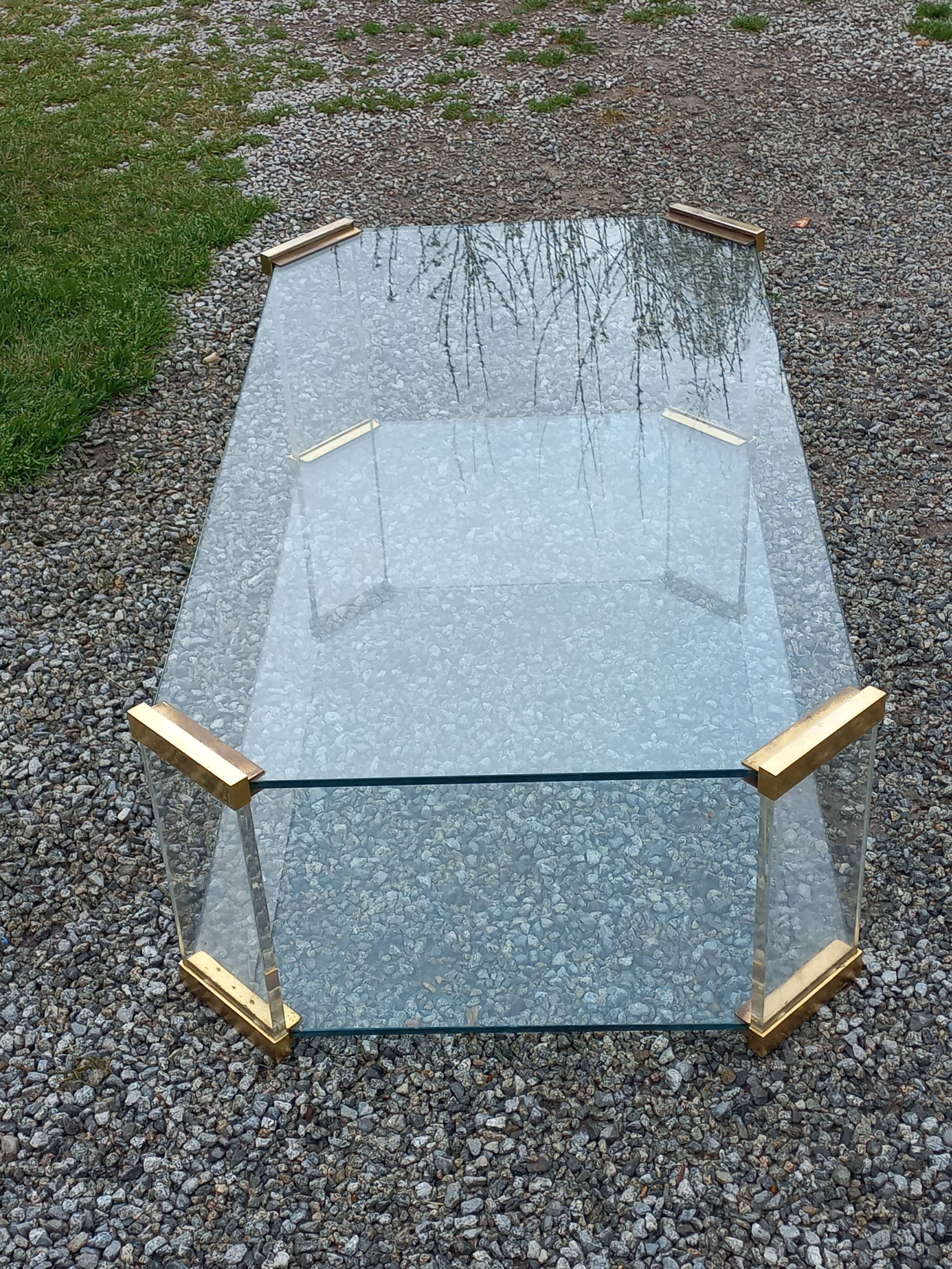 Table basse design des années 70 en verre plexi métal doré